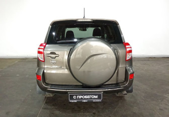 Подержанный автомобиль Toyota RAV4 2010 года (6 фото)
