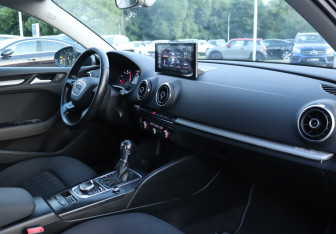 Подержанный автомобиль Audi A3 Hatchback 2015 года (9 фото)
