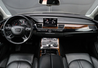 Подержанный автомобиль Audi A8 2015 года (12 фото)