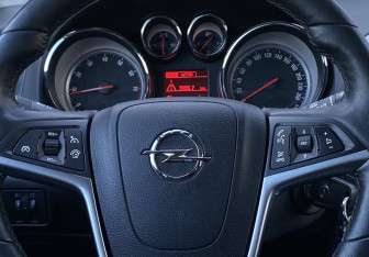 Подержанный автомобиль Opel Astra Hatchback 2014 года (14 фото)