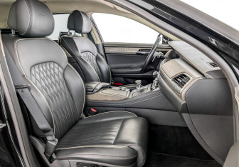 Подержанный автомобиль Genesis G90 2022 года (25 фото)