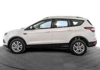Подержанный автомобиль Ford Kuga 2017 года (8 фото)