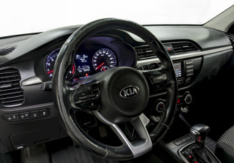 Подержанный автомобиль Kia Rio Sedan 2017 года (13 фото)
