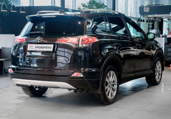 Подержанный автомобиль Toyota RAV4 2015 года (4 фото)