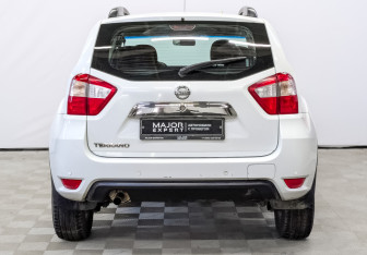 Подержанный автомобиль Nissan Terrano 2015 года (6 фото)