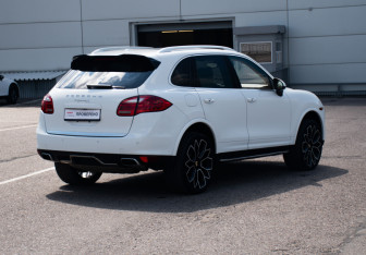 Подержанный автомобиль Porsche Cayenne 2012 года (5 фото)