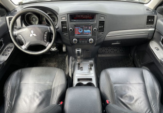 Подержанный автомобиль Mitsubishi Pajero 2012 года (10 фото)