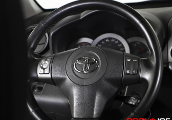 Подержанный автомобиль Toyota RAV4 2009 года (14 фото)