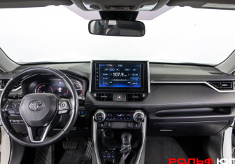 Подержанный автомобиль Toyota RAV4 2021 года (10 фото)