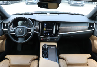 Подержанный автомобиль Volvo S90 2021 года (12 фото)