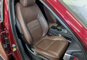 Подержанный автомобиль Jaguar F-Pace 2016 года (22 фото)