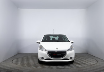 Подержанный автомобиль Peugeot 208 2014 года (2 фото)