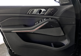 Подержанный автомобиль BMW X7 2024 года (19 фото)