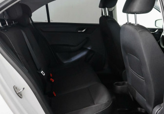 Подержанный автомобиль Skoda Rapid Liftback 2015 года (8 фото)