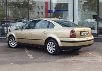 Подержанный автомобиль Volkswagen Passat Sedan 2002 года (6 фото)