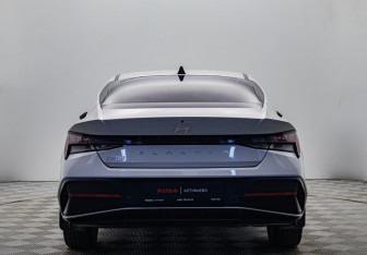 Подержанный автомобиль Hyundai Elantra Sedan 2023 года (4 фото)