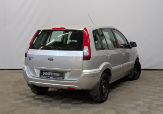 Подержанный автомобиль Ford Fusion 2010 года (5 фото)