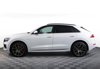 Подержанный автомобиль Audi Q8 2019 года (8 фото)