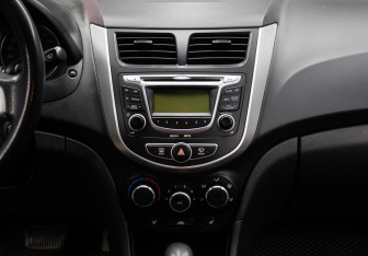 Подержанный автомобиль Hyundai Solaris Sedan 2012 года (14 фото)