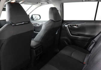 Подержанный автомобиль Toyota RAV4 2021 года (12 фото)