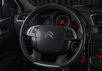 Подержанный автомобиль Citroen C4 Hatchback 2011 года (14 фото)