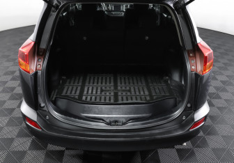 Подержанный автомобиль Toyota RAV4 2015 года (10 фото)