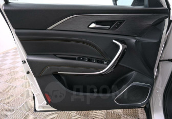 Подержанный автомобиль FAW Bestune T77 2020 года (16 фото)