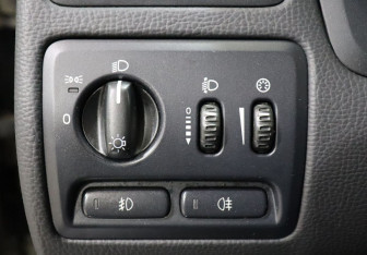 Подержанный автомобиль Volvo S60 2005 года (12 фото)