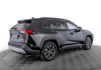 Подержанный автомобиль Toyota RAV4 2025 года (5 фото)