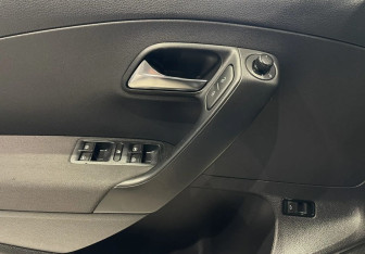 Подержанный автомобиль Volkswagen Polo Sedan 2011 года (16 фото)