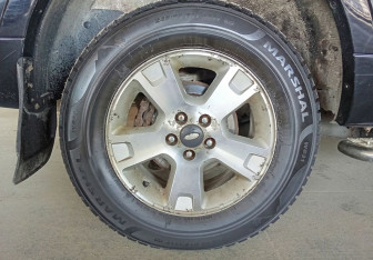 Подержанный автомобиль Ford Explorer 2003 года (17 фото)