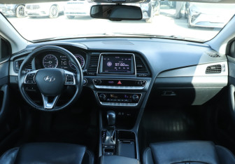Подержанный автомобиль Hyundai Sonata 2017 года (12 фото)