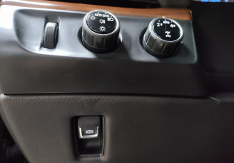 Подержанный автомобиль Cadillac Escalade Suv 2015 года (18 фото)