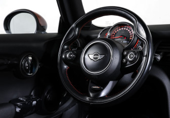 Подержанный автомобиль MINI Hatch 2017 года (12 фото)