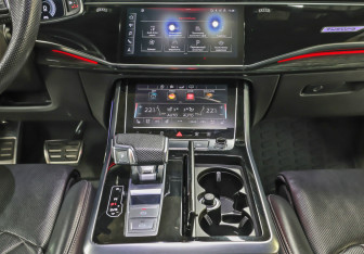 Подержанный автомобиль Audi Q8 2019 года (27 фото)