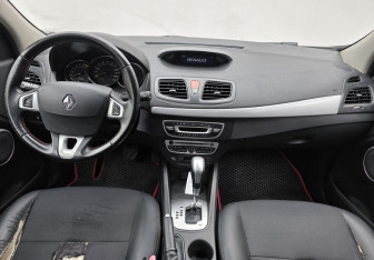 Подержанный автомобиль Renault Megane Hatchback 2010 года (11 фото)