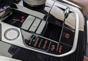 Подержанный автомобиль BMW X6 2025 года (18 фото)