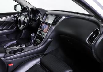 Подержанный автомобиль Infiniti Q50 2016 года (11 фото)
