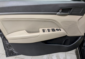 Подержанный автомобиль Hyundai Elantra Sedan 2017 года (11 фото)