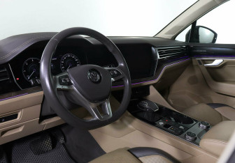Подержанный автомобиль Volkswagen Touareg 2020 года (10 фото)