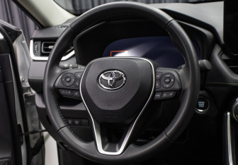 Подержанный автомобиль Toyota RAV4 2024 года (18 фото)