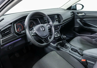 Подержанный автомобиль Volkswagen Jetta Sedan 2020 года (9 фото)