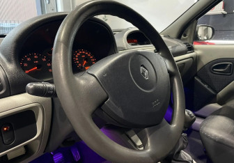 Подержанный автомобиль Renault Symbol 2004 года (12 фото)