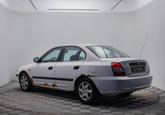Подержанный автомобиль Hyundai Elantra Sedan 2004 года (7 фото)