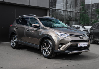 Подержанный автомобиль Toyota RAV4 2018 года (3 фото)