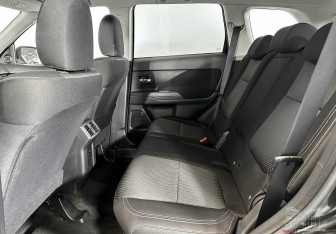 Подержанный автомобиль Mitsubishi Outlander 2019 года (15 фото)