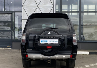 Подержанный автомобиль Mitsubishi Pajero 2013 года (6 фото)