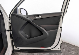 Подержанный автомобиль Volkswagen Tiguan 2013 года (24 фото)