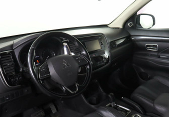 Подержанный автомобиль Mitsubishi Outlander 2016 года (8 фото)