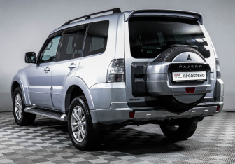 Подержанный автомобиль Mitsubishi Pajero 2012 года (7 фото)